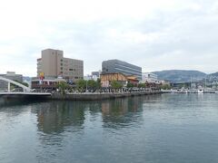 昼食のため、長崎港のそばにある建物を目指します。