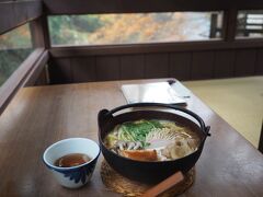 バス待ちの時間に川沿いのお茶屋さんでランチ。

よっこいしょーとブーツを脱ごうとしたら、首元からぼたぼたぼた！！っと水が！
えええー！？
どうやらカメラを守って傘を前向きに差していたせいで、後ろから垂れた雨水がジャケットのフードにたまってしまったみたい。
見かねたお姉さんがタオルを貸してくれました。神。
素晴らしいお茶屋さんです、とが乃茶屋。
とが乃茶屋ですよ皆さん。
この抜群の立地にして、一見さんに対してもスタッフの皆さんがみんな親切。
大当たりを引きました。
大きな鶏むね肉が３つも入った味噌煮込みうどんもおいしかったです。焼餅入り＾＾