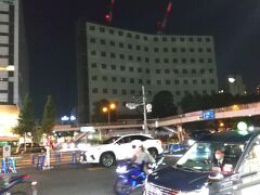 
これが終わったらさあディナーの準備♪
どうしようかなと思ったんだけど、、お部屋でのんびりが娘ちゃんは好きなので、、でもいいお店が見つからなくて結局品川口のアトレまで行って仕入れました。お寿司、チキン南蛮、ボリュームサラダ、シャインマスカットゼリー、その他スナック・ビール・ゼリーって感じです。5000円以上かかってた＾＾；ので安上り、ではないのですけど、好きなものを好きなだけ買うスタイルは結構楽しいので気に入ってます。

しかし、品川口から戻るときに、こんなに品川駅付近にしかいないのになぜ・・・というくらいルートをロス＆プリンスのシャトルバスに乗り遅れ（次のバスは20分）、くたくたで帰宅しました＾＾；
