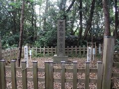 １０：：２０のフェリーまでまだ時間があったので、後醍醐天皇が島を脱出する前に1年ほど滞在していたとの言い伝えのある「黒木御所」を見学。隠れ住んでいたわけなので残っているのは石碑だけ。
