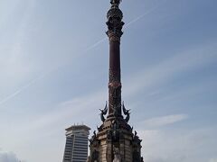 ランプラス通りをさらに海沿いに進むと、海を指さすコロンブスの塔。
前に進む強い意志を感じます。