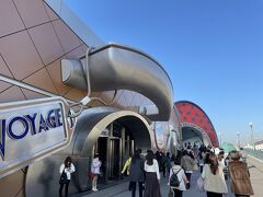 JR舞浜駅から歩いて『東京ディズニーランド』へ向かいます。