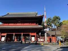 そのまま歩いて行くと増上寺の『三解脱門（三門）』が現れます。表門は大門なので、ここは中門になります。