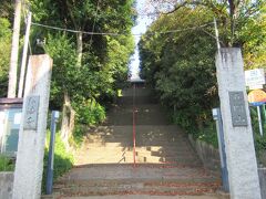 万葉の道の突き当りに建つ、広々とした敷地を持つ日蓮宗寺院・弘法寺へ。
奈良時代創建の寺で、江戸時代には徳川家康から寄進を受け、水戸光圀も訪れたという寺です。仁王門をくぐった右手には鐘楼堂もあります。境内は緑が多く静かで、小鳥のさえずりがよく聞こえました。