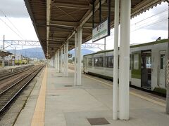 喜多方到着。
「電車をやめる」以外はハッキリした記述が無く、Wikiを見ても電化設備は有るようになっており、通電はしてるのか、撤去はするのか、ちょっと分からないですね