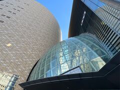 散歩の途中で、NHK大阪で朝ドラ「舞い上がれ」のセットなどの展示をしている告知を見つけたので行ってみることにした。

NHK大阪放送局の建物、
左は大阪歴史博物館。