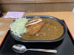 本当はクーポンが使えるお店で食事が理想的だったけど、目の前にあったカツカレーが美味しそうだったので入ってしまいました。懐かしい味で満足。