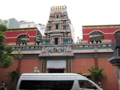 朝食を食べたら終日観光のスタートです。

最初の観光地はホテル直ぐそばのインド寺院、マリアマン寺院です。
