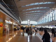 羽田空港08:15→10:10熊本
NH641便に搭乗です。
熊本便は羽田空港で久しぶりの沖留でした。