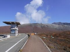 「阿蘇山上ターミナル」に2時間ほどかかって到着

現在、火口1km内立ち入り禁止
観光用「火口周遊バス」は運休。
当然、一般車両も乗り入れ禁止の中、入山です。
