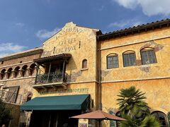 お昼時になってきたので、ご飯を食べましょう。
このお店にしたのも何店舗かウロウロ探して座れそうでビールが飲めそうなところをポイントにして、ようやくたどり着きました。