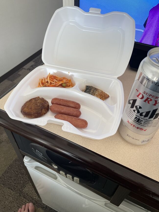 朝飲みが出来るお店が多い大阪なのに我慢できずホテルの朝食。部屋に持ち帰りができたのでビールも。
