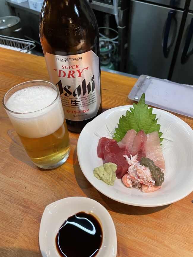ホテルの近くをウロウロ。鶴橋駅近くの立ち飲みまつ。お造り三色盛。カニは得意じゃないけど美味かったです。