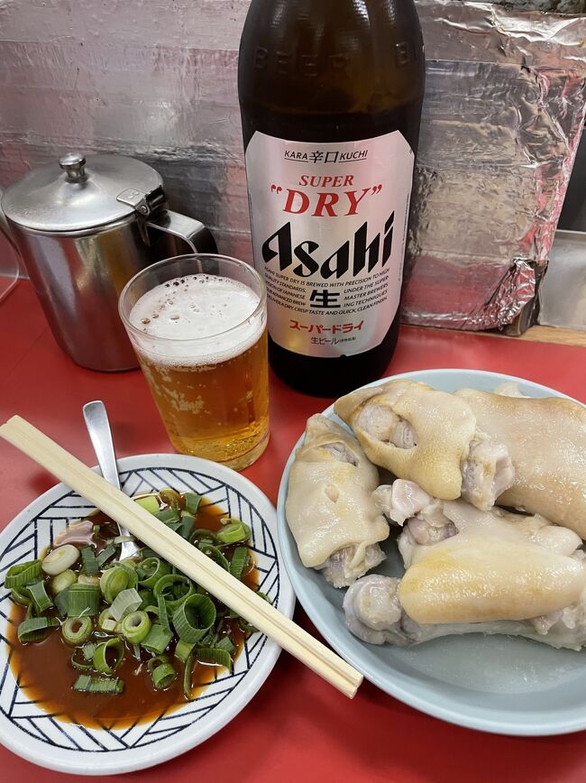 夕方になり難波のかどや。ここも来てみたかった店です。まずは豚足と大瓶。
