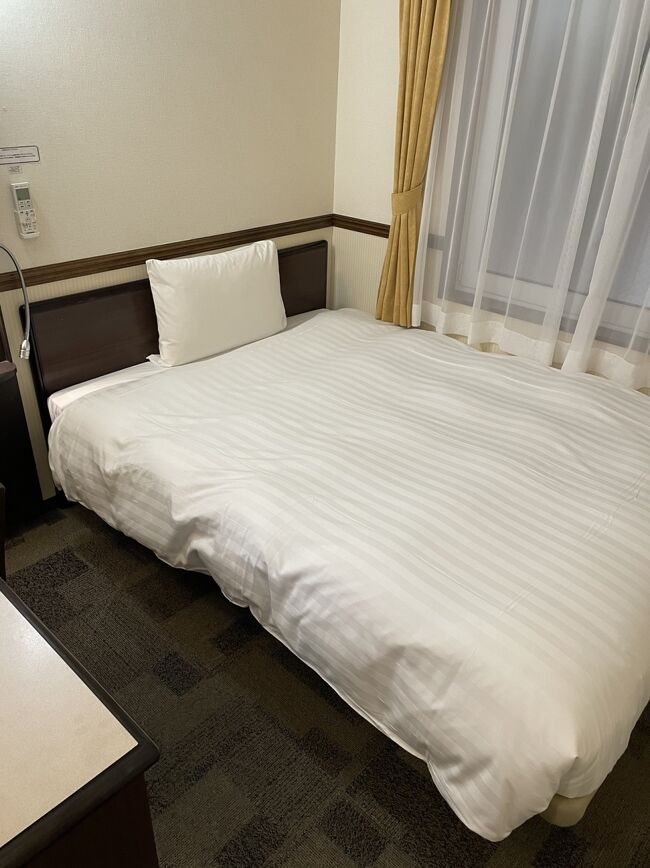 チェックインして部屋へ。東横によくある泊り慣れた造りです。フロントでは「日本中から大阪いらっしゃいキャンペーン2022」のクーポンについて説明がありました。9,000円分貰えるってかなりお得。