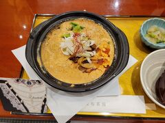 友人が麻布茶房にいるとのことで、合流しました。
メニューはもちろんエリザコラボメニューです。
担々麺ですが土鍋に入っていていつまでも熱々でした。