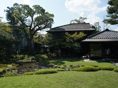 第三の無鄰菴がここ京都・南禅寺界隈に１８９６（明治２９）年に造営された別邸。無鄰菴は写真右の数寄屋造りの木造平屋建と二階建の母屋、左の洋館、他に茶室と庭園から構成されている。敷地は三角形の形状で、広さ約３１００㎡。母屋二階と茶室は貸し出しになっている。無鄰菴庭園は東京の椿山荘庭園、小田原の古稀庵庭園と併せて山縣三名園と言われている。