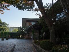 無鄰菴の近くには写真のkokoka 京都市国際交流会館がある。ここにはかつて京都市長公舎・迎賓館があった。１９７８（昭和５３）年に京都市が発表した「世界文化自由都市宣言」に基づき、市民の国際交流の拠点として１９８９（昭和６４）年にオープンした。鉄骨鉄筋コンクリート造３階建の本館と和風別館から成っている。館内に入るとフリーWi-Fiを使える交流ロビーがある。