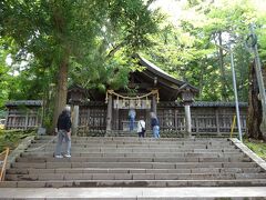 こちらが上社前宮の本殿です。
前宮の祭神は、日本神話の神 建御名方命(たけみなかたのみこと)の妃である八坂刀売命(やさかとめのみこと)です。
この本殿は、1932年(昭和7年)に伊勢神宮の古材により造営されました。
御朱印のところはかなり混んでいましたが、肝心の本殿にはそれほど人がいないので、コロナウィルスが終息し、一日も早く元の生活に戻れる様に念入りにお参りします。