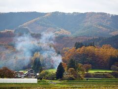 「遠野ふるさと村」の見学を終えたツアーバスはさらに山の中に進んでいきます。次の目的地は山中にある「早池峰神社」です。