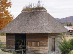 昔のままの水車小屋が残っていました。これは2016年に修復されたものですが、出来たばかりの頃は壁の赤松の板張りも真新しくて、周囲の景色から浮いていたそうです。現在は溶け込んで100年も前からあったみたいに馴染んでいます。