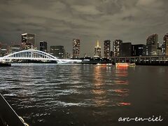 下流の「築地大橋」へ近づいていくと、観光船が行き交っていました。