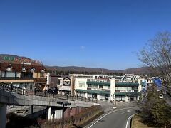 軽井沢駅に着きました。
まず、北口から雲場池に向かいます。