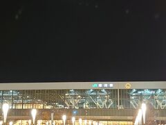 旭川駅。
月が見えてますが、晴れ間が期待できるのはおそらく今日まで。

ホテルに戻って1日目終了。
明日は夏季営業最終日の旭山動物園に行きます。
