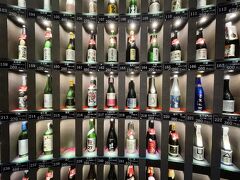 地元兵庫県内の58蔵のお酒が二百数十種類。
小さなグラスに一杯から飲むことが出来ます。