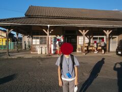  唐津線への乗換駅の山本駅で下車しました。大正時代に建築された古い駅舎が使われています。