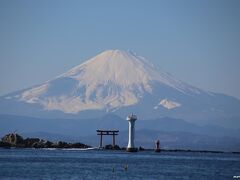 葉山　森戸神社　海岸から眺める富士山と名島（2017.01.25撮影の写真）

赤い鳥居が目印の名島（菜島）は、神社裏手の磯辺より沖合い700mに浮かぶ小さな島で龍神が祀られています。

鳥居と並ぶ葉山灯台（裕次郎灯台）は、石原裕次郎の三回忌を偲び、1980年から1993年まで日本外洋帆走協会の会長を務めた兄の石原慎太郎が、約１億円の基金を集めて建設したもの。
灯台のプレートには「海の男　裕次郎に捧ぐ　葉山灯台」と刻まれているそうです。