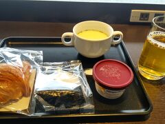 旅のスタートはまたまた羽田空港から。
ラウンジで朝ご飯をいただきました。
