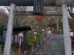 まずは南部神社へ登る階段に向かいます。