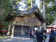 表門をくぐりすぐ左側に見えるのがこちらの神厩舎。
8枚のパネルに取り囲まれ、そのうちの1枚が有名な・・・