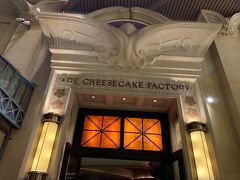 レンちゃん(仮名)おすすめのチーズケーキ屋さんへ！
『Cheese Cake Factory』へ。