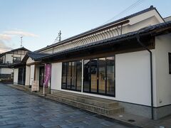 「遠野城下町資料館」の見学をしようと思い中に入りましたが、ここ単独でチケットは買えないということでした。すでに見てきた「遠野市立博物館」か「とおの物語の館」に入る際にコンビのチケットを買わなければならないとのことです。団体ツアーで見学したのでチケットが無いと言いましたがダメでした。後で分かりましたが、「とおの物語の館」もこの「遠野城下町資料館」も「あえりあ遠野」と同じ経営のようで、最終日に見学できるように手配してもらえました。