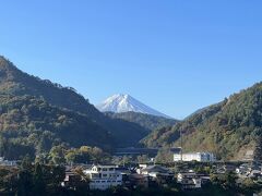 中央道は朝から混んでました。
談合坂SAは満杯。
初狩PAで朝食。とても小さなPAです。
うどんをいただきます。
写真はPAから見た富士山。