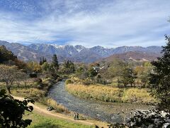 ここにも展望台があるとのこと。
車はそこまでは行けないので、徒歩で登ります。
写真のような景色が広がります。