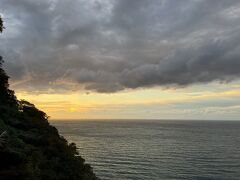 糸魚川から国道8号を富山方面へ。
親不知でちょっと休憩。親不知観光ホテル近くの駐車場に車を停め、展望台へ。
ちょうど夕暮れ。
写真は西側。