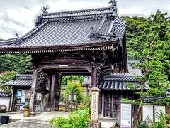 大内弘直の墓に訪れたあと、益田市中心部へと入った。まず訪れたのが妙義寺。妙義寺の駐車場に車を置いて散策した。