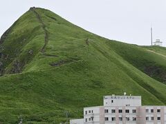 すぐに目に入ってくるぺシ岬。
登るには急こう配。