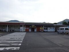 横に長い駅舎。