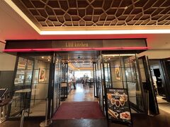 その前にやって来たのは、羽田空港第１旅客ターミナル5Fにある「LDH kitchen THE TOKYO HANEDA」。
ここはEXILEで有名なLDHが運営するレストランです。
たまにライブも行なわれます。
オープンと同時ぐらいに着いたのに、既に数組並んでました。
では、入ってみましょう。