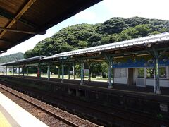ホームで列車を待ちます。

この後浜坂方面の列車がやって来ました。浜坂行きの列車は通路まで人がいっぱい。おそらくサイコロ切符の利用者でしょう。1日ずれていたら大変なことになっていました。と同時に、大都市に近いローカル線は工夫次第で活性化できるんだなと実感しました。

サイコロ切符の行き先に越前大野、備後庄原、中国勝山、特牛、長門峡、津和野等を含めれば、JR西日本のローカル線も維持できるのではないかと。といっても、マニアックな駅ばかりだとサイコロ切符の利用者が増えません…。そういう意味で、餘部や東舞鶴を訪れた方の評判が気になります。