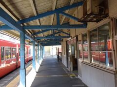竹野駅で途中下車。青色の柱がかわいい。