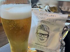 時間があったので、ラウンジでビールをいただく。
こちらはフレンチフライ専門店「AND THE FRIET」のドライフリット。
絵が面白そうなのでつい買ってしまった。
