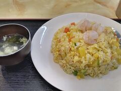 駅近くの中華料理店でランチにします。
ランチよりメニューにあった「パイナップルチャーハン」(950円）に目が行ってしまいました。
タイで食べたよな～と思いつつ注文しました。

ボリュームもあって満足です。
