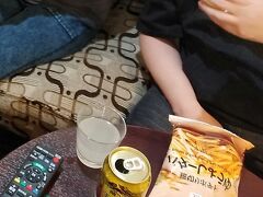 部屋飲み２次会

風呂も入って　夜は更けていきました。

エピソードその２


その夜中

酔っ払いで寝ていたら大分宮崎の震度5強の地震

福岡の結構揺れたので目が覚め、地震だね・・・・・とつぶやいたものの　よっぱはすぐ夢の中へ

怖いよりアルコールが勝った。

スマホを見て大分か～～～とつぶやいたことは覚えてる。

朝はいつもの散歩　、そして朝風呂、モーニング

ここのホテルはモーニングで決めたので九州地方のグルメを堪能

しかし少ししゃべりすぎるとすぐ注意されました。

コロナなので　会話は控えめに
