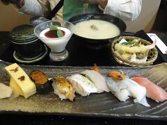 遅い昼食はお寿司です。「活魚回転寿司　水天」山の手店。ランチメニューから「由布」。