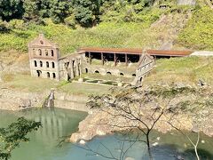 展望台からの眺め

発電所遺構は

本来なら水没している時期ですが

雨が少なかったせいか

修復工事をするため水を止めているのか

遺構が見られました

この前の水害で

前面の壁は全て崩壊

後面の壁も上の段は崩壊

修復工事が予定されています
